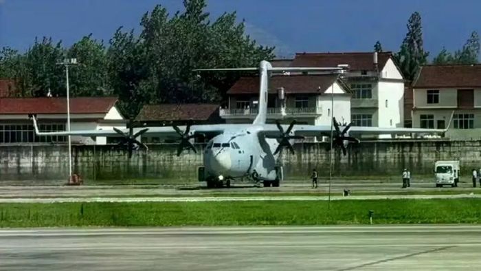 Máy bay vận tải Y-15 của Trung Quốc.