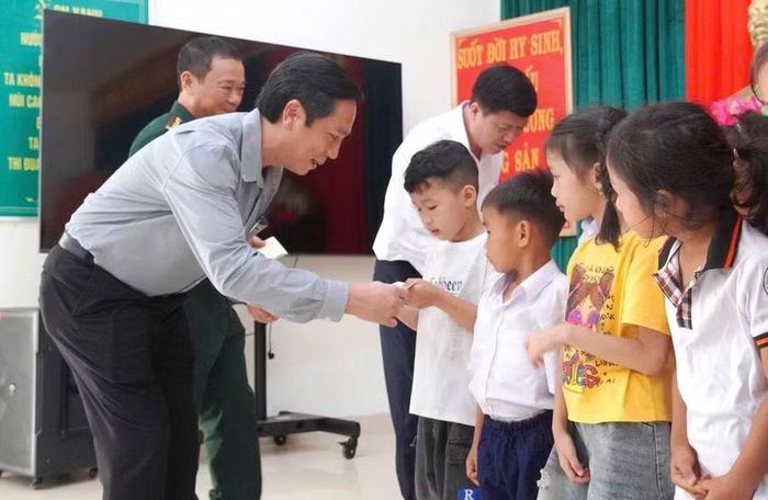 Ông Hoàng Nam, Phó Chủ tịch Thường trực UBND tỉnh động viên và tặng quà đến học sinh.