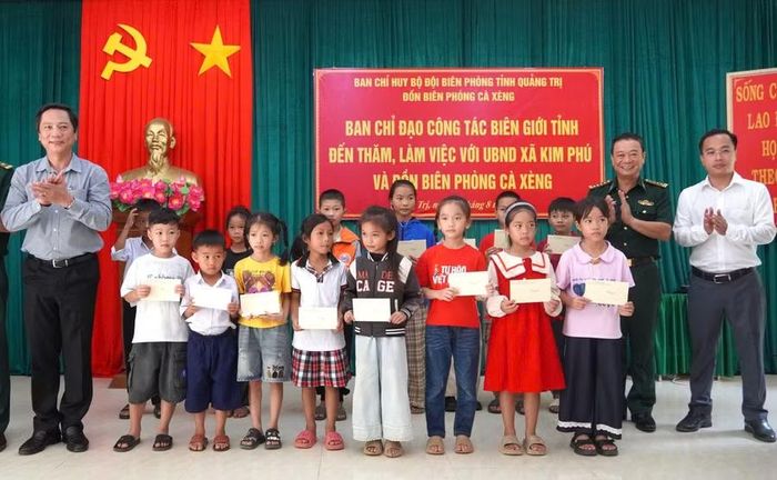 Lãnh đạo UBND tỉnh trao quà đến học sinh khó khăn ở xã Kim Phú.