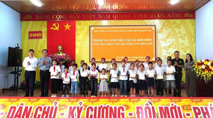 Trao quà đến học sinh tại xã Kim Điền, tỉnh Quảng Trị.