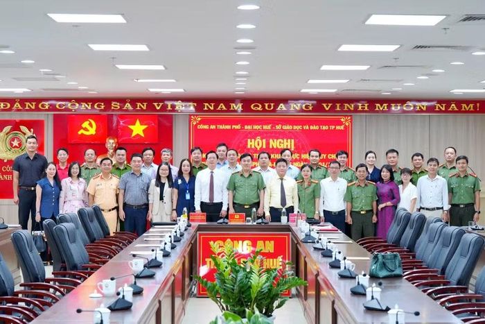 Các đại biểu chụp ảnh lưu niệm tại Hội nghị ký kết kế hoạch triển khai thực hiện Quy chế phối hợp giữa Bộ Công an và Bộ GD&ĐT tại TP Huế.