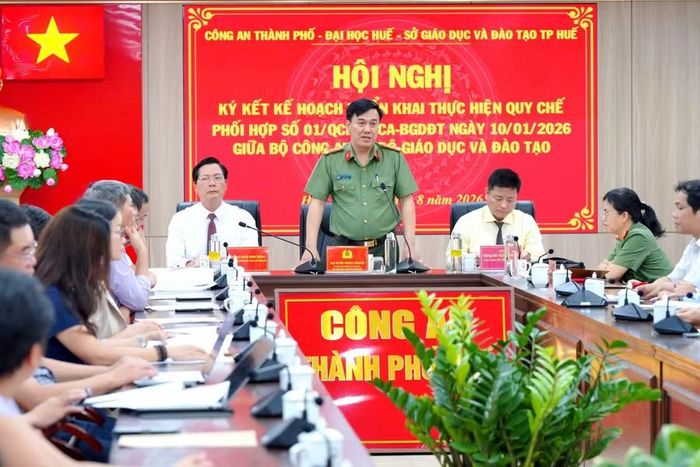 Đại tá Bùi Ngọc Chung – Phó Giám đốc Công an TP Huế (đứng) chủ trì Hội nghị.