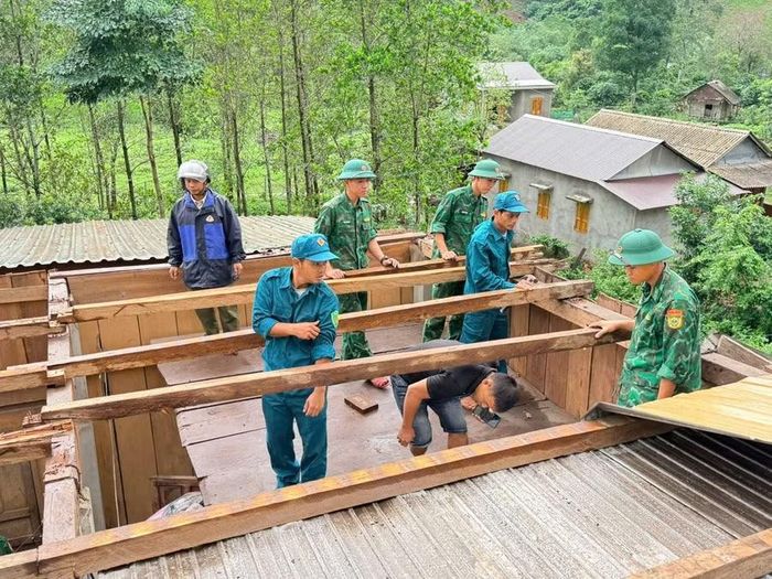 Bộ đội biên phòng và các lực lượng địa phương hỗ trợ người dân khắc phục hậu quả thiên tai.