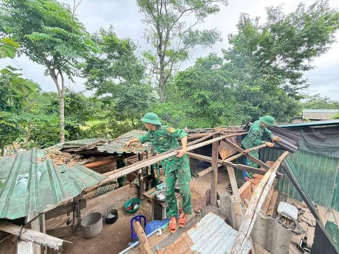 Một nhà dân có kết cấu tạm bợ bị gió mạnh làm hư hỏng.