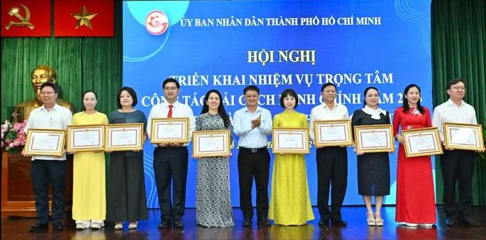 Phó Chủ tịch UBND TPHCM Nguyễn Mạnh Cường trao Bằng khen của Chủ tịch UBND thành phố đến các tập thể, cá nhân có thành tích tiêu biểu trong tham mưu công tác cải cách hành chính của thành phố năm 2025.