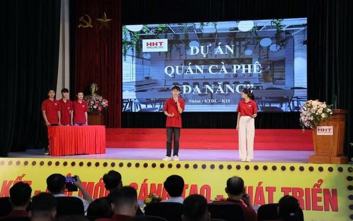 Sinh viên Trường Cao đẳng Công nghệ cao Hà Nội trình bày dự án tại Cuộc thi “Ý tưởng khởi nghiệp và đổi mới sáng tạo HHT – 2025”.