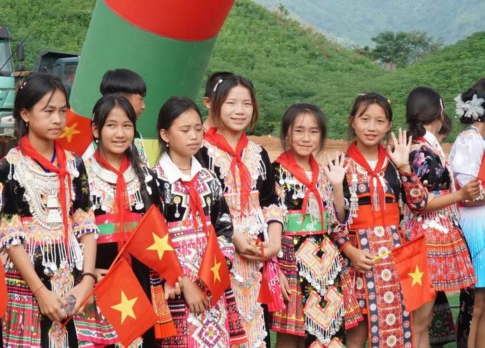 Các em học sinh tại xã biên giới Na Ngoi, Nghệ An. Ảnh: Hồ Lài