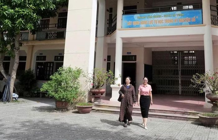 Nhân viên Trung tâm GDNN - GDTX Vinh sẽ được sáp nhập với Trung tâm GDTX - Hướng nghiệp tỉnh Nghệ An. Ảnh: Hồ Lài