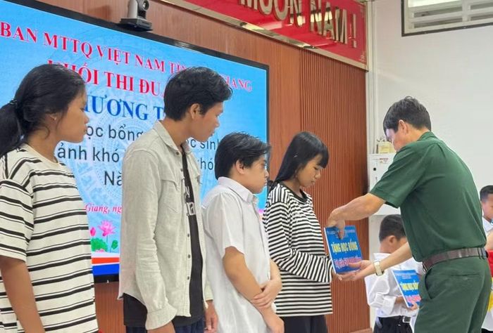 Trao học bổng cho học sinh nghèo vượt khó.
