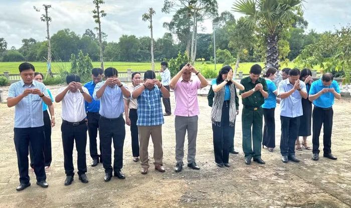 Đoàn viếng, dâng hương tại Khu mộ nữ Anh hùng LLVT nhân dân Neáng Nghés (xã Ô Lâm, tỉnh An Giang).