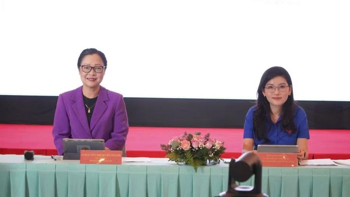 Thứ trưởng Bộ GD&ĐT Nguyễn Thị Quyên Thanh (trái) và Bí thư Trung ương Đoàn, Chủ tịch Hội đồng Đội Trung ương Hồ Hồng Nguyên đồng chủ trì Tọa đàm.