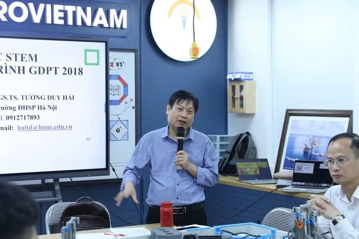 PGS.TS Tường Duy Hải - giảng viên cao cấp Trường Đại học Sư phạm Hà Nội, trao đổi về định hướng giáo dục STEM. Ảnh: Đinh Chiến