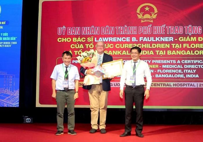 Trao tặng bằng khen cho Bác sĩ Lawrence B. Faulkner – Giám đốc Y khoa của tổ chức Cure2Children (Ý) và Sankalp India (Ấn Độ) vì những cống hiến chuyên môn xuất sắc dành cho Bệnh viện Trung ương Huế.