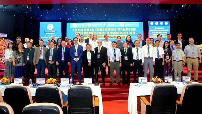 Các đại biểu trong nước và quốc tế chụp ảnh lưu niệm.