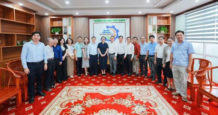 Thứ trưởng Nguyễn Thị Quyên Thanh chụp ảnh lưu niệm cùng lãnh đạo, cán bộ Trường ĐH Kiên Giang.