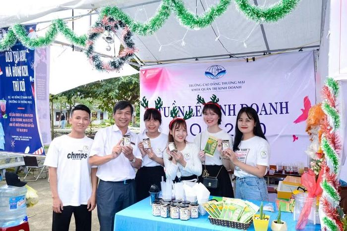 Với tuần lễ kinh doanh, sinh viên Trường Cao đẳng Thương mại có cơ hội áp dụng lý thuyết đã học vào thực tế.