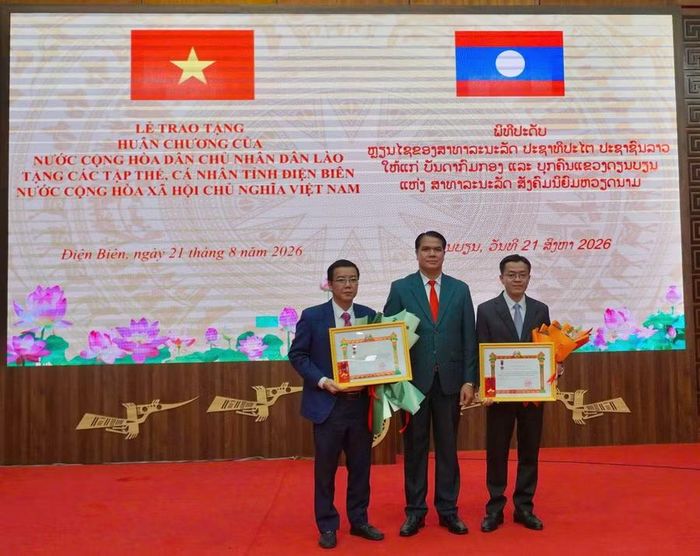 Ông Pén Khăm Bụt Chăn Pheng trao Huân chương Lao động hạng III cho Văn phòng Tỉnh ủy Điện Biên và Sở Ngoại vụ tỉnh Điện Biên.