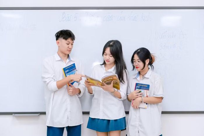 Ưu tiên thực hiện qua kênh phối hợp của nhà trường với đơn vị cung ứng SGK, hạn chế tối đa các khâu trung gian.