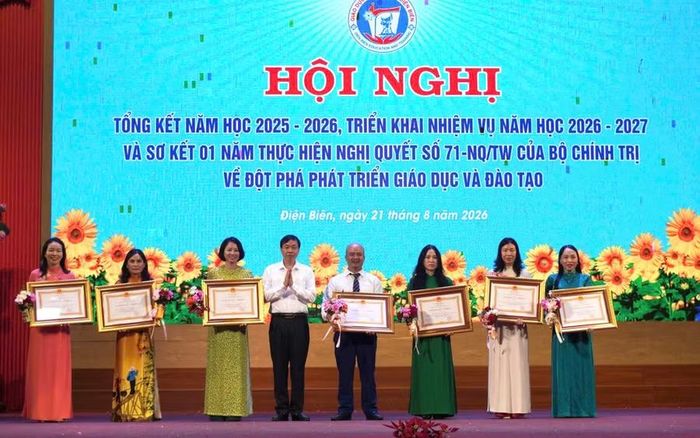 Thừa ủy quyền của Chủ tịch nước, ông Lê Văn Lương - Chủ tịch UBND tỉnh trao Huân chương Lao động hạng Ba cho 7 cá nhân.
