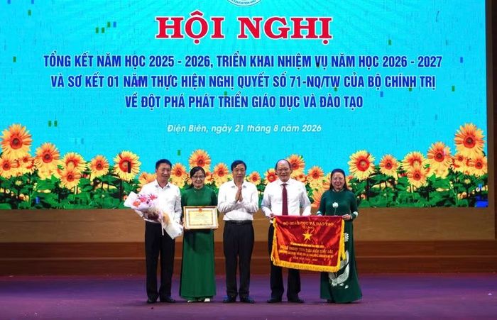 Ông Lê Văn Lương - Chủ tịch UBND tỉnh Điện Biên tặng Cờ thi đua của Bộ GD&ĐT cho Sở GD&ĐT Điện Biên.