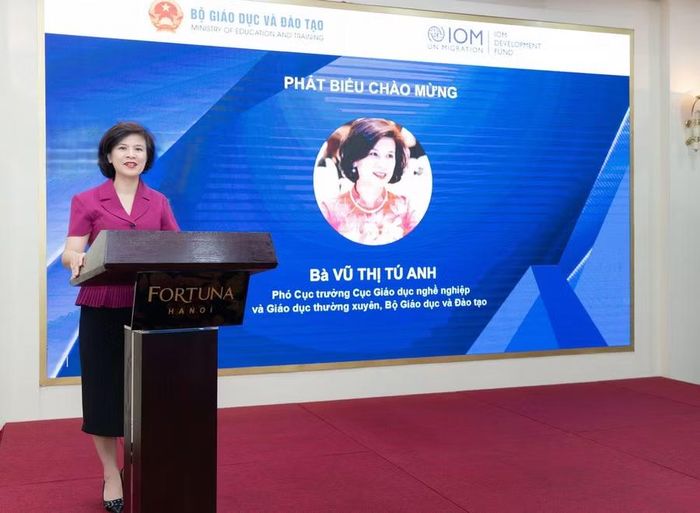 Bà Vũ Thị Tú Anh - Phó Cục trưởng Cục Giáo dục nghề nghiệp và Giáo dục thường xuyên (Bộ GD&ĐT) phát biểu tại hội thảo.
