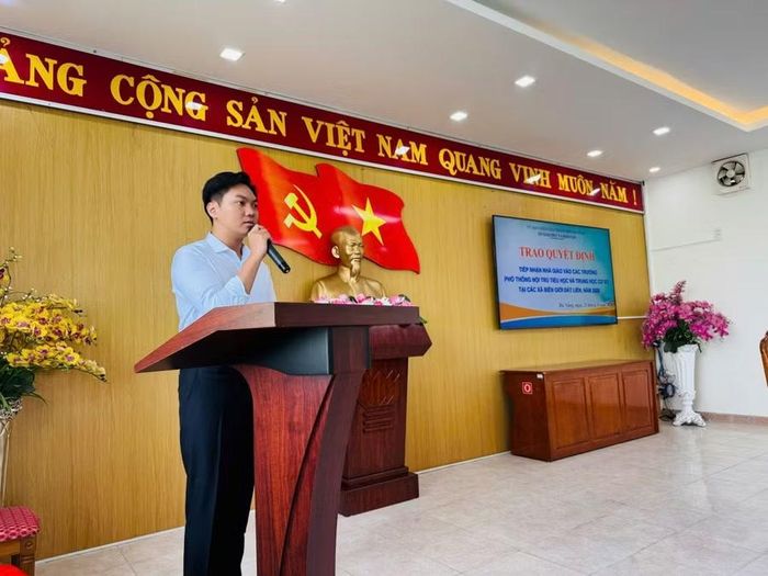 Thầy giáo Nguyễn Hoàng Triều phát biểu nhận nhiệm vụ.