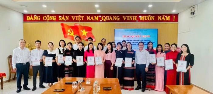 19 giáo viên nhận quyết định tiếp nhận công tác tại các trường nội trú biên giới đất liền.