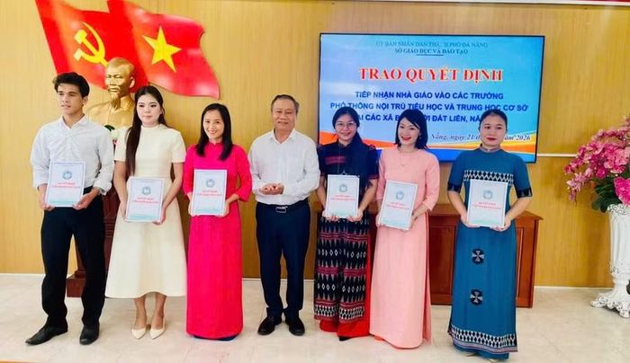 Ông Mai Tấn Linh, Phó Giám đốc Sở GD&ĐT Đà Nẵng trao quyết định tiếp nhận cho giáo viên.