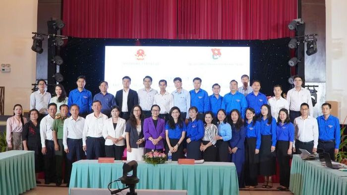 Các đại biểu chụp ảnh lưu niệm tại Tọa đàm.