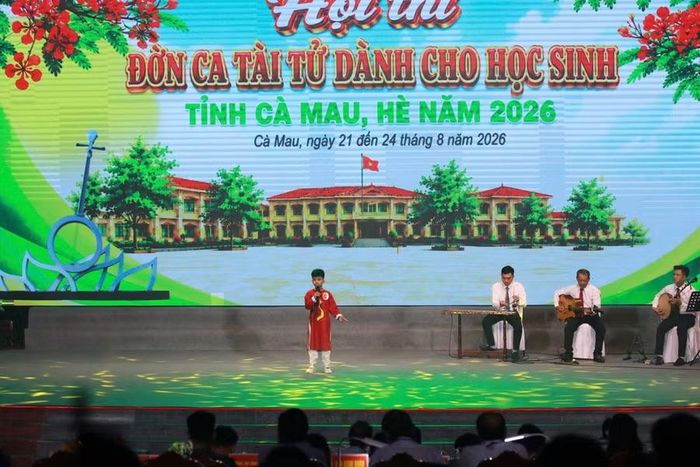 Một học sinh tiểu học biểu diễn.