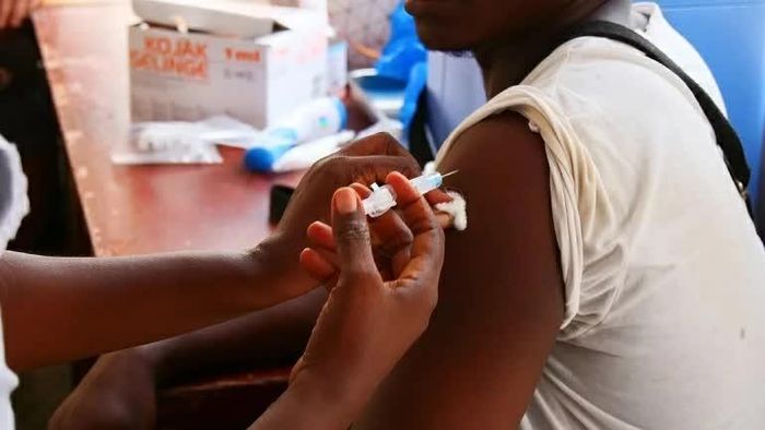 Nhân viên y tế tiêm vaccine Ebola cho người dân trong nỗ lực tăng cường phòng ngừa và kiểm soát dịch tại châu Phi. (Nguồn: Euronews)