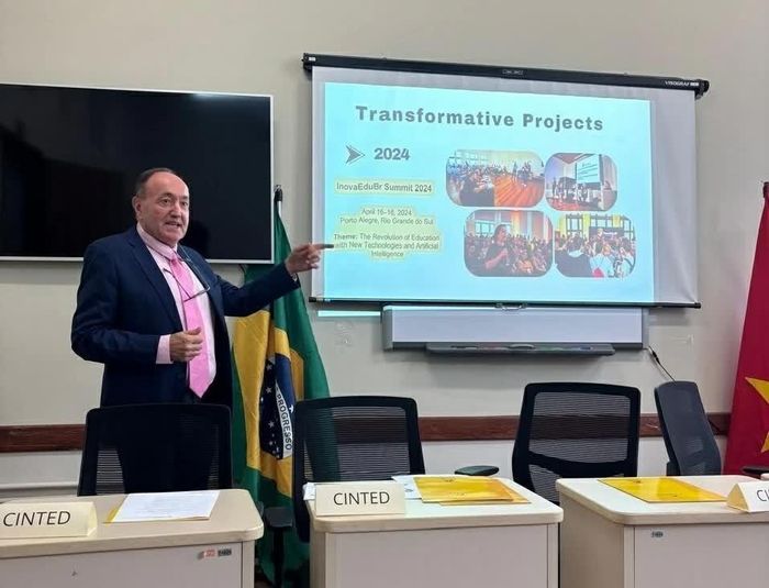 Giáo sư Dante Barone phát biểu tại sự kiện. (Nguồn: Đại sứ quán Việt Nam tại Brazil)