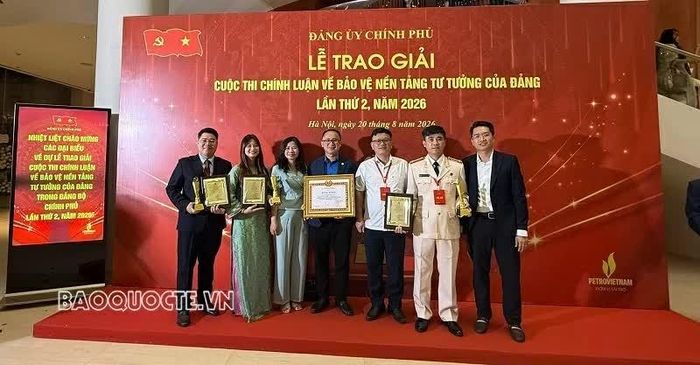 Các tác giả đoạt giải tại cuộc thi.