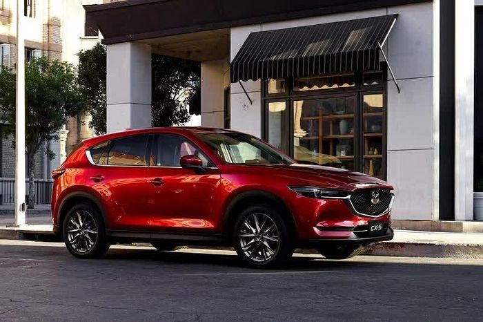 Top 5 xe SUV hạng C bán chạy nhất tháng 7/2026: Mazda CX-5 bức tốc mạnh mẽ.