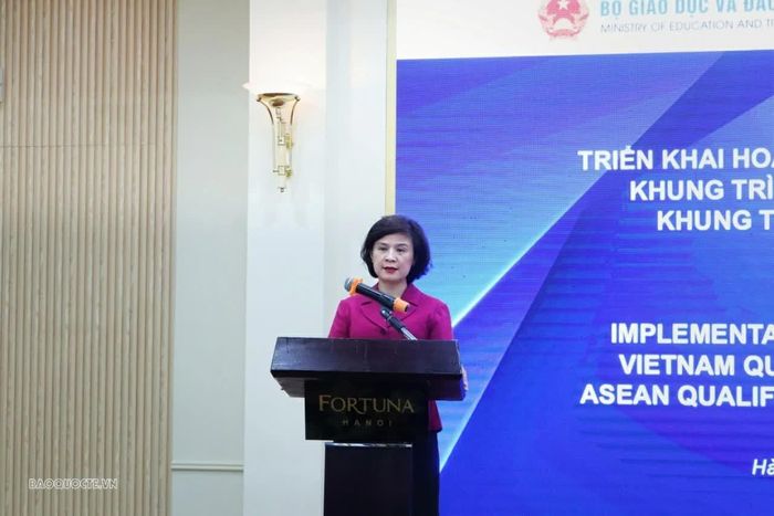 Bà Vũ Thị Tú Anh, Phó Cục trưởng Cục Giáo dục nghề nghiệp và Giáo dục thường xuyên, Bộ Giáo dục và Đào tạo, phát biểu chào mừng tại hội thảo. (Ảnh: Minh Nhuận)