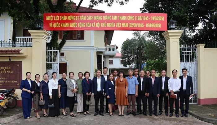 Các đại biểu chụp ảnh lưu niệm tại trụ sở Tổng Lãnh sự quán. (Nguồn: Tổng Lãnh sự quán Việt Nam tại Pakse)