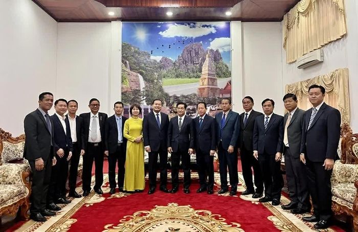 Các đại biểu chụp ảnh chung. (Nguồn: Tổng Lãnh sự Việt Nam tại Savannakhet)
