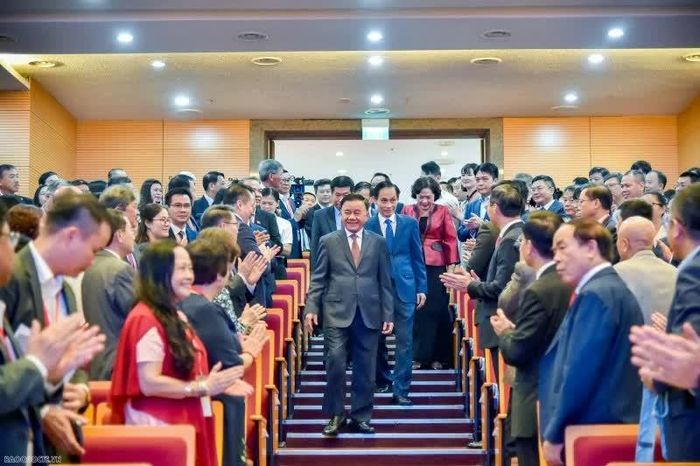 Tham dự và phát biểu chỉ đạo tại Hội nghị Ngoại giao lần thứ 33, Ủy viên Bộ Chính trị, Thường trực Ban Bí thư Trần Cẩm Tú nhấn mạnh đối ngoại Đảng đã có những đột phá trong mở rộng và phát triển chiều sâu các mối quan hệ; khẳng định vai trò quan trọng, quyết định trong việc củng cố nền tảng chính trị, định hướng và chỉ đạo quan hệ về mặt Nhà nước với các nước. (Ảnh: Chu Văn)