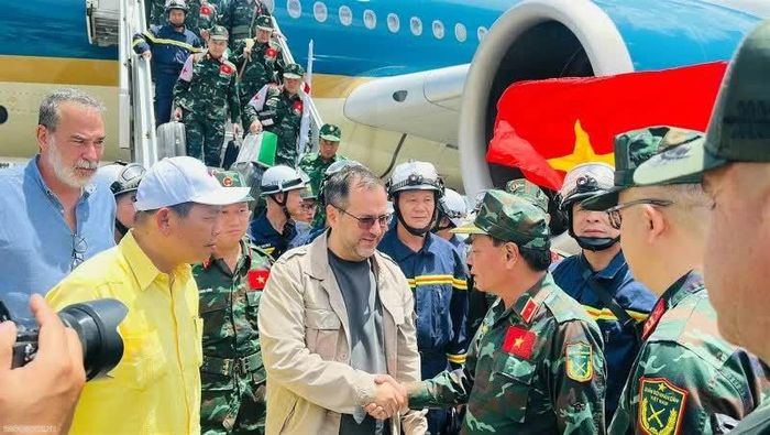 Bộ trưởng Ngoại giao Venezuela Yvan Gil Pinto (giữa) cùng Đại sứ Việt Nam tại Venezuela Vũ Trung Mỹ đón đoàn cứu hộ Việt Nam tại sân bay. (Nguồn: Đại sứ quán Việt Nam tại Venezuela)