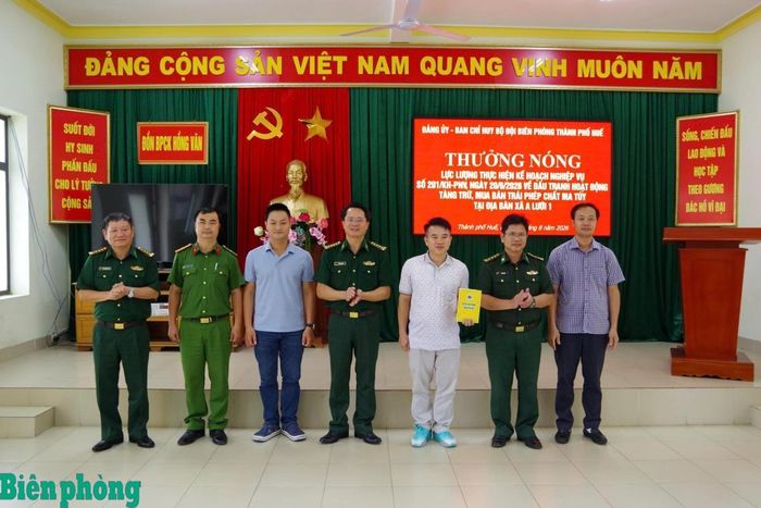 Đại tá Đặng Ngọc Hiệu, Chính ủy Ban Chỉ huy Bộ đội Biên phòng thành phố Huế (thứ 4, từ phải sang) trao thưởng nóng cho các lực lượng. Ảnh: Hồng Minh