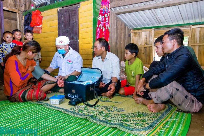 Cán bộ quân y Bộ đội Biên phòng thành phố Huế khám bệnh cho nhân dân ở khu vực biên giới. Ảnh: Võ Tiến