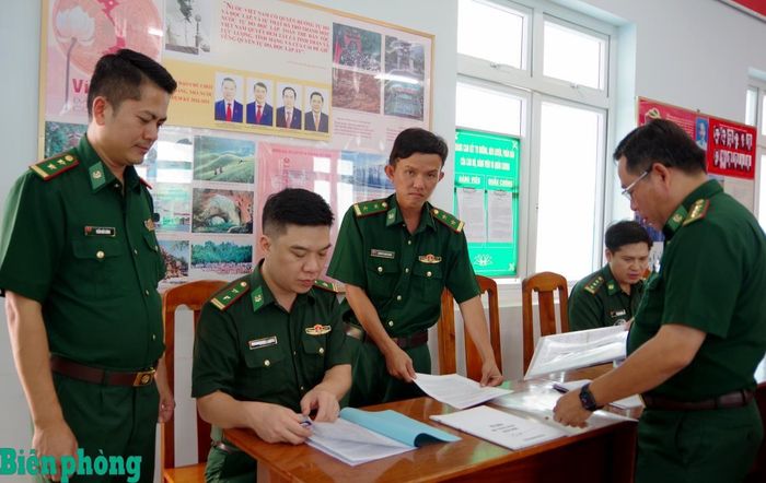 Thành viên đoàn công tác kiểm tra hồ sơ, văn kiện tác chiến của đơn vị. Ảnh: Lê Xuân