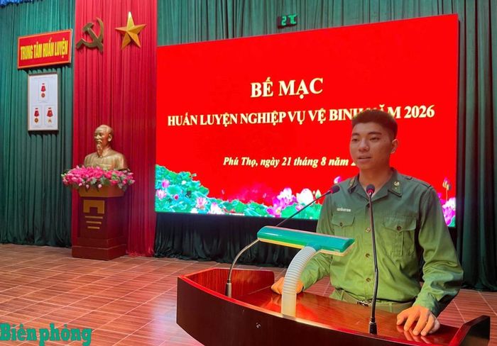 Binh nhì Nguyễn Duy Nam, chiến sĩ Đại đội 3, đại diện 186 chiến sĩ phát biểu. Ảnh: Nguyễn Hào