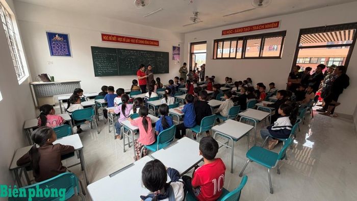 Phụ huynh phấn khởi đưa con tới nhận lớp học. Ảnh: Sùng Dính