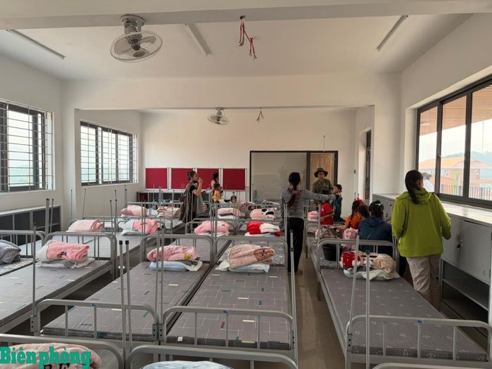 Nơi ở của học sinh được trang bị giường, đệm, chăn màn sạch sẽ, đảm bảo an toàn. Ảnh: Sùng Dính