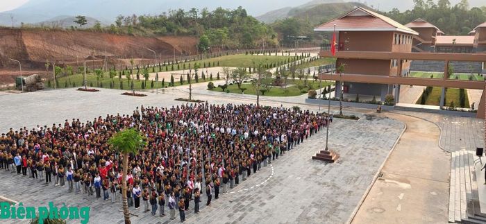 Thầy cô giáo và học sinh Trường Phổ thông nội trú liên cấp Tiểu học và Trung học Si Pa Phìn đều rất hạnh phúc, phấn khởi khi được giảng dạy và học tập trong ngôi trường khang trang, hiện đại. Ảnh: Sùng Dính