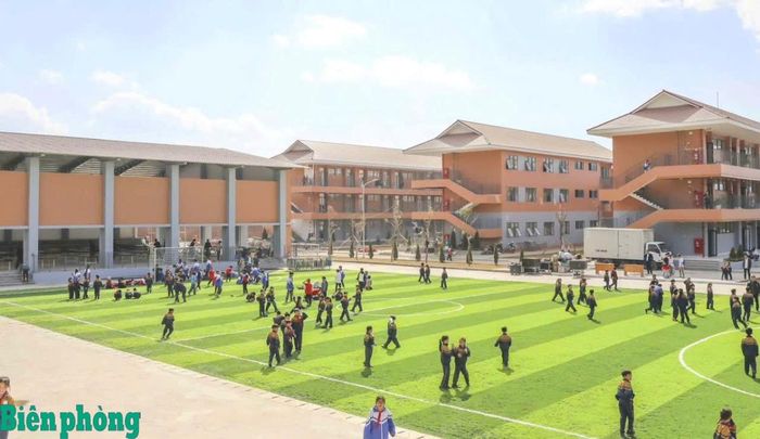 Sân bóng lớn tạo điều kiện thuận lợi cho các em học sinh vận động, rèn luyện thể thao. Ảnh: Sùng Dính