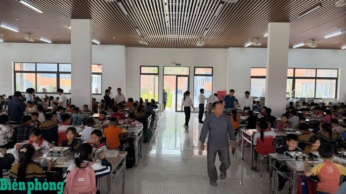 Học sinh được thưởng thức những bữa ăn thơm ngon trong nhà ăn riêng, tách biệt nơi học tập và ngủ nghỉ. Ảnh: Sùng Dính