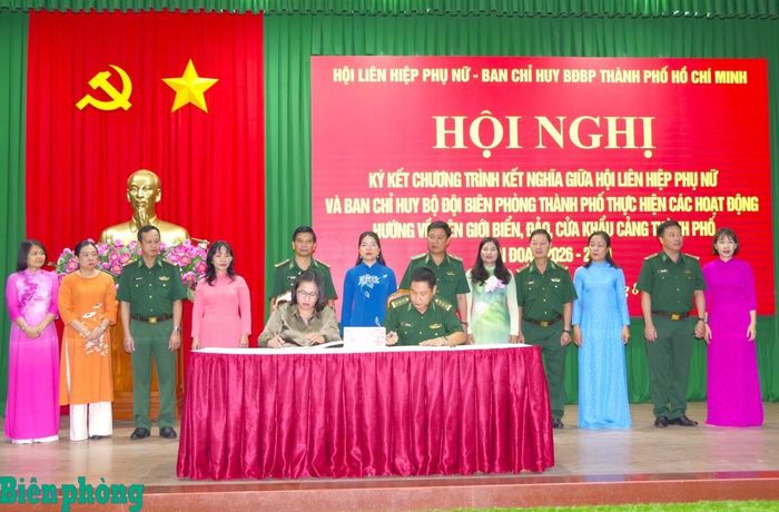 Đại diện các cụm thi đua Hội Liên hiệp phụ nữ thành phố và đơn vị cơ sở thuộc Bộ đội Biên phòng thành phố ký kết chương trình phối hợp. Ảnh: Mai Lan