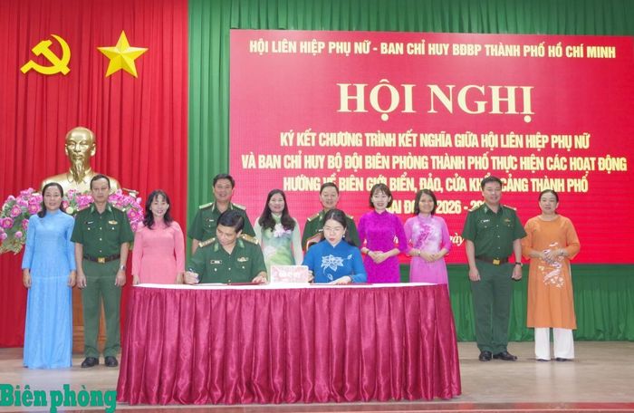 Đại diện Ban Chỉ huy Bộ đội Biên phòng và Hội Liên hiệp Phụ nữ thành phố ký kết chương trình kết nghĩa. Ảnh: Mai Lan